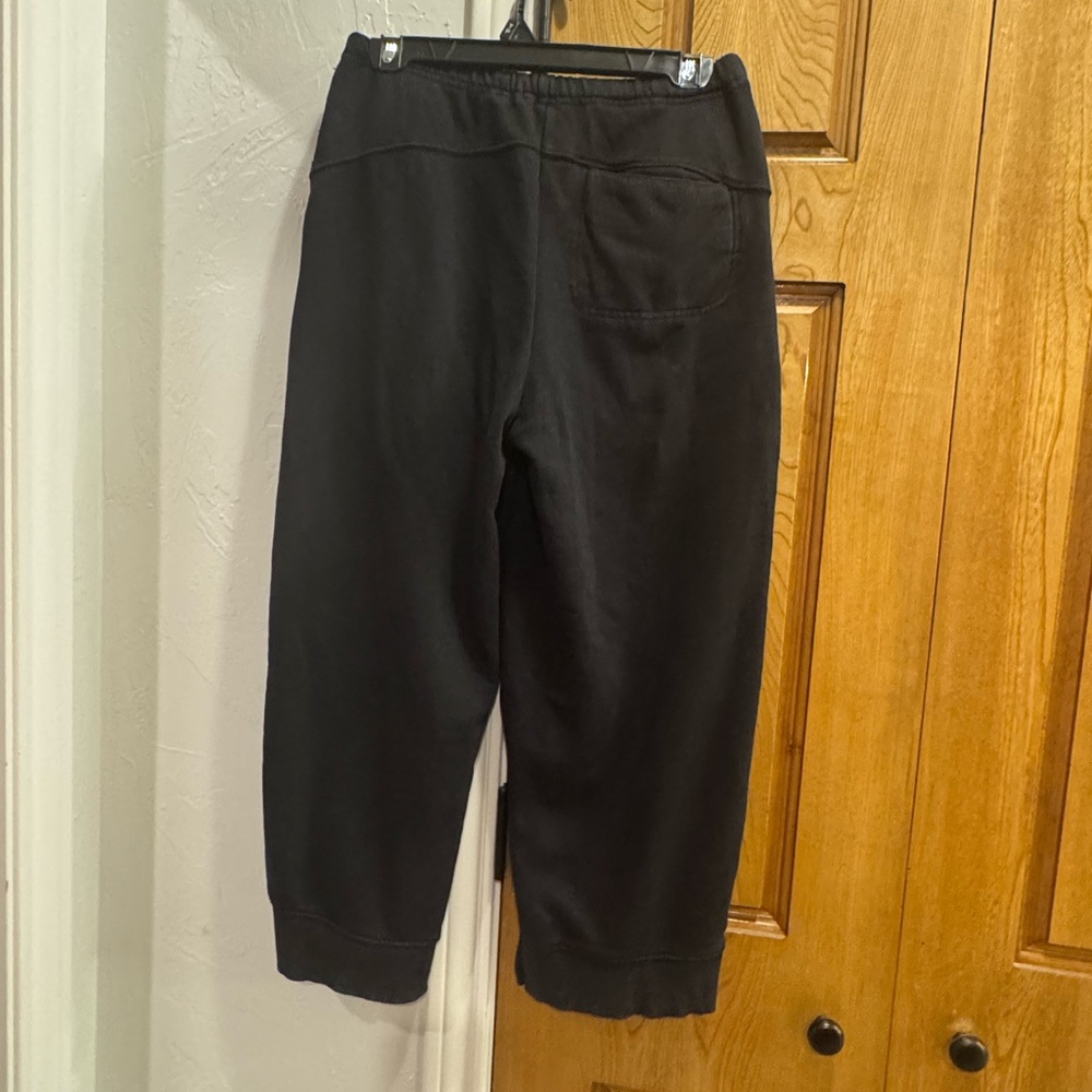 Free People Movement women’s cropped sweatpants. Size XS. EUC. - Picture 3 of 4